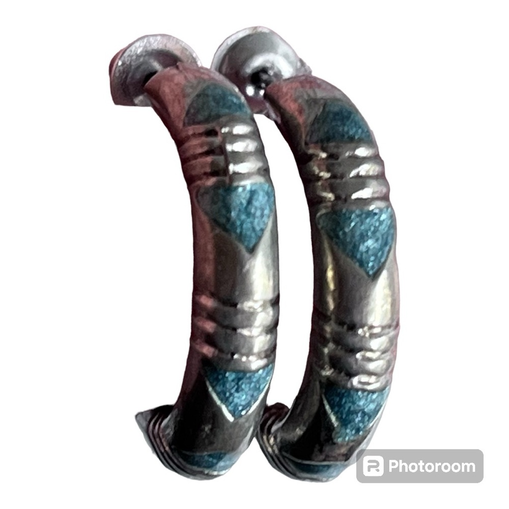 Berebi Stamped Silvertone Pierced Hoop Earrings Blue Enamel Heart Shaped Inlays
